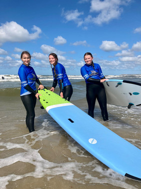 3 elever fra 1.u på surfboard